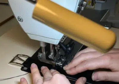 Machine à coudre industrielle en action