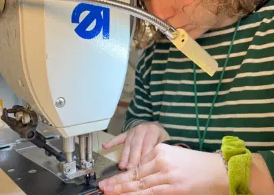 Personne utilisant une machine à coudre