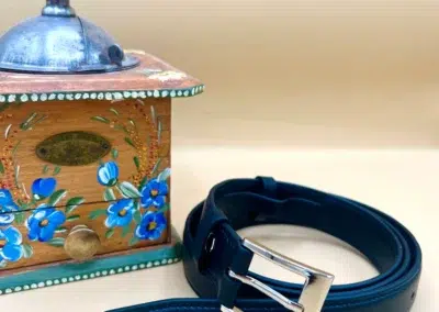 Moulin à café en bois avec ceinture en cuir