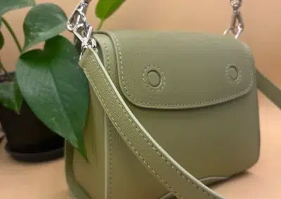 Sac à main vert avec lanière