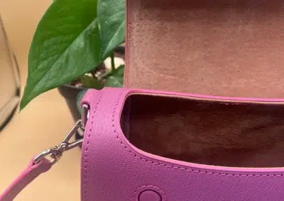 Sac à main rose ouvert avec plante verte