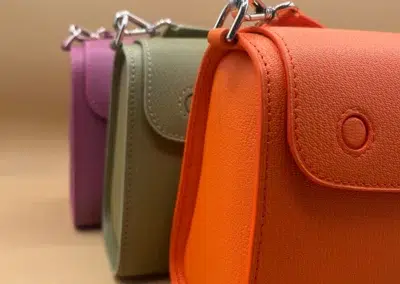 Trois sacs à main colorés alignés