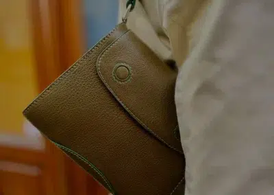 Sac en cuir marron porté à l'épaule