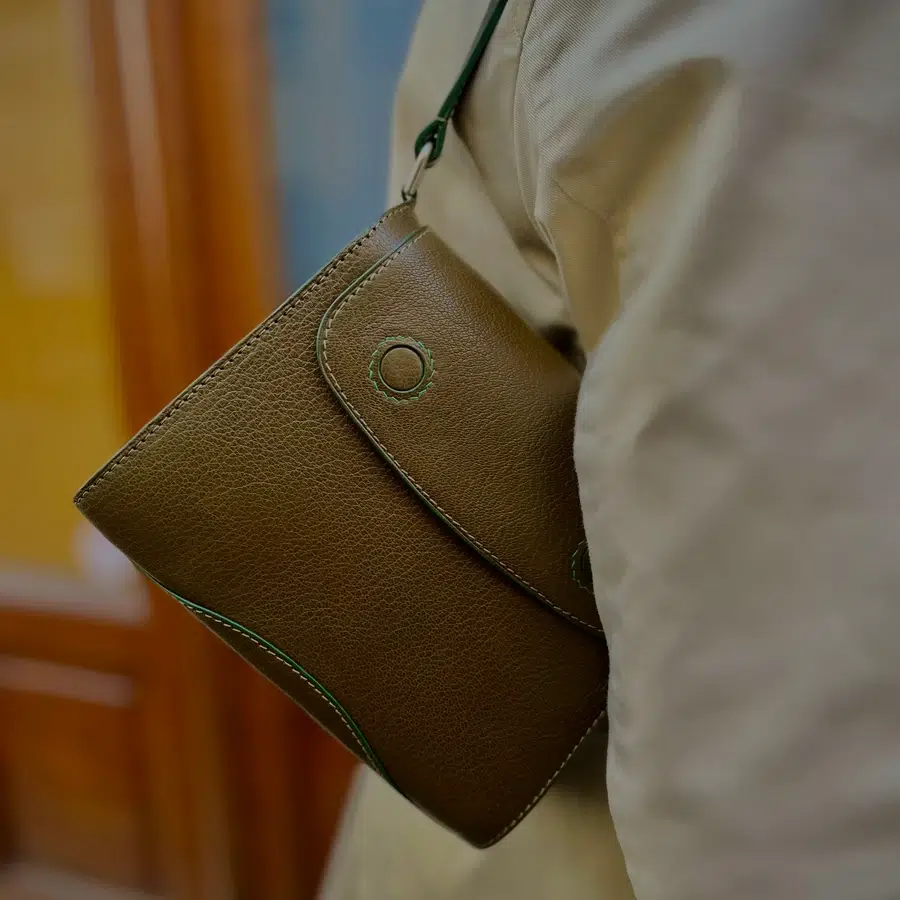 Sac en cuir marron porté à l'épaule