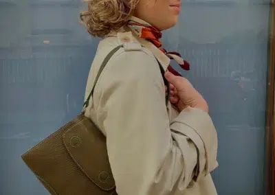 Personne avec un sac à main marron