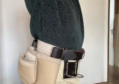 Personne portant un sac ceinture beige