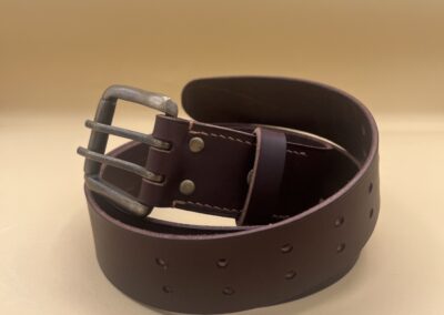 Ceinture en cuir marron avec boucle métallique